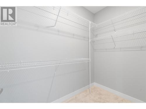 1021 16 Avenue Se, Salmon Arm, BC - Indoor With Storage