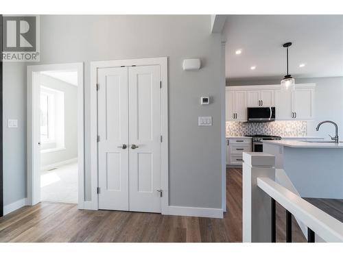 1021 16 Avenue Se, Salmon Arm, BC - Indoor Photo Showing Kitchen