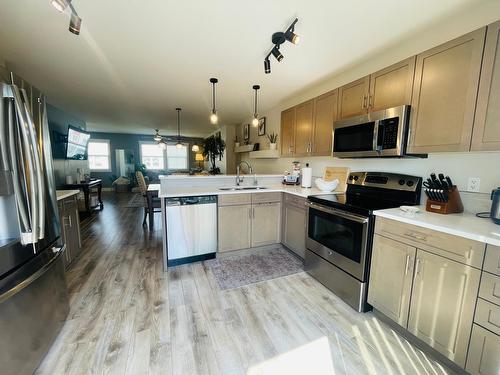 19 - 1840 Kelowna Crescent, Cranbrook, BC - Indoor Photo Showing Kitchen With Stainless Steel Kitchen