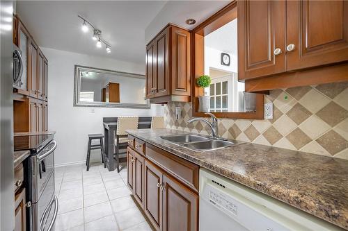 3 Vincent Court, Hamilton, ON - Indoor Photo Showing Kitchen With Double Sink