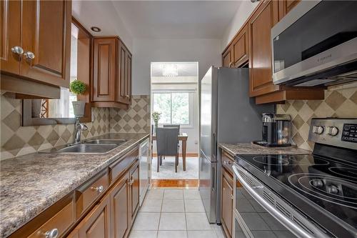 3 Vincent Court, Hamilton, ON - Indoor Photo Showing Kitchen With Double Sink