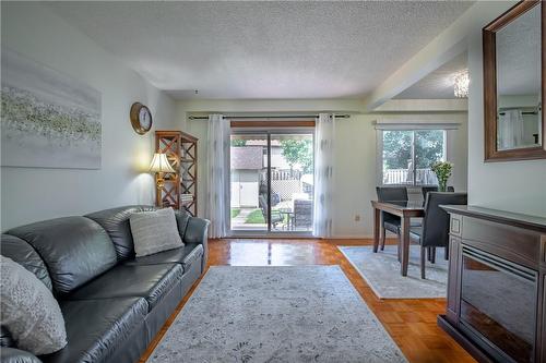 3 Vincent Court, Hamilton, ON - Indoor Photo Showing Living Room