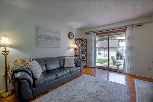 3 Vincent Court, Hamilton, ON - Indoor Photo Showing Living Room