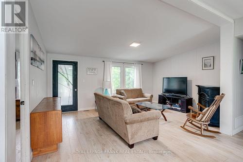 51 Riverside Drive, Kawartha Lakes (Bobcaygeon), ON - Indoor Photo Showing Living Room