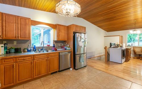 1053 Ptarmigan Road, Chase, BC - Indoor Photo Showing Kitchen With Double Sink