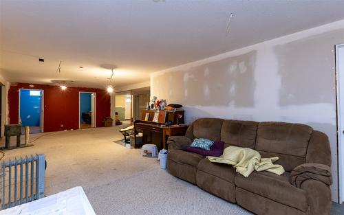 1053 Ptarmigan Road, Chase, BC - Indoor Photo Showing Living Room