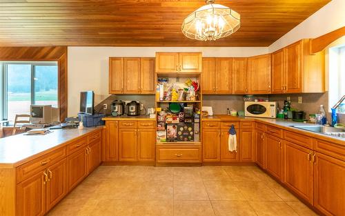 1053 Ptarmigan Road, Chase, BC - Indoor Photo Showing Kitchen