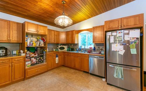 1053 Ptarmigan Road, Chase, BC - Indoor Photo Showing Kitchen With Double Sink