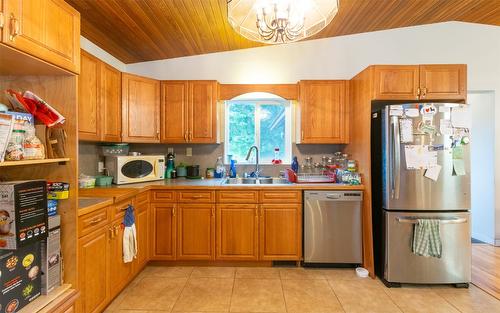 1053 Ptarmigan Road, Chase, BC - Indoor Photo Showing Kitchen With Double Sink