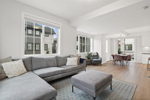 11-307 Glen Park Drive, Kelowna, BC - Indoor Photo Showing Living Room