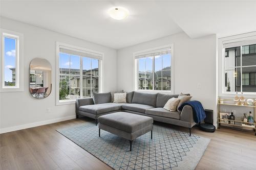 11-307 Glen Park Drive, Kelowna, BC - Indoor Photo Showing Living Room