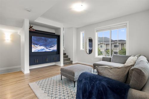 11-307 Glen Park Drive, Kelowna, BC - Indoor Photo Showing Living Room