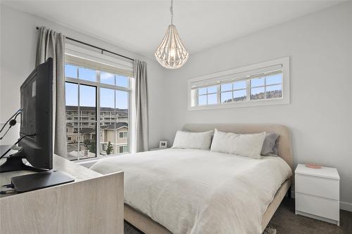 11-307 Glen Park Drive, Kelowna, BC - Indoor Photo Showing Bedroom