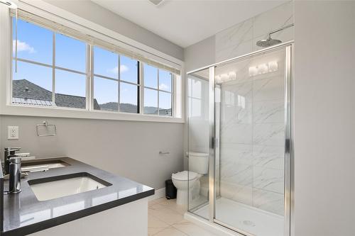 11-307 Glen Park Drive, Kelowna, BC - Indoor Photo Showing Bathroom