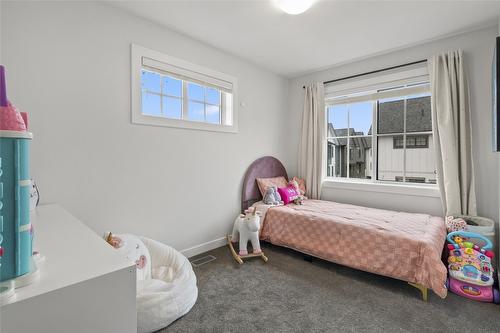 11-307 Glen Park Drive, Kelowna, BC - Indoor Photo Showing Bedroom