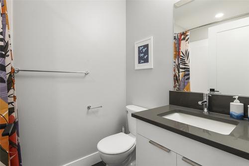 11-307 Glen Park Drive, Kelowna, BC - Indoor Photo Showing Bathroom