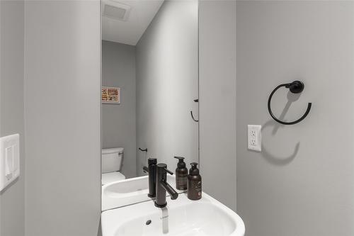 11-307 Glen Park Drive, Kelowna, BC - Indoor Photo Showing Bathroom