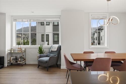 11-307 Glen Park Drive, Kelowna, BC - Indoor Photo Showing Dining Room