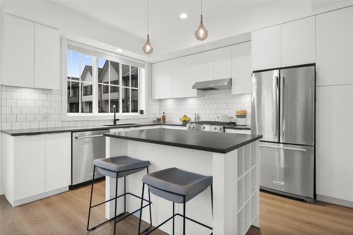 11-307 Glen Park Drive, Kelowna, BC - Indoor Photo Showing Kitchen With Upgraded Kitchen