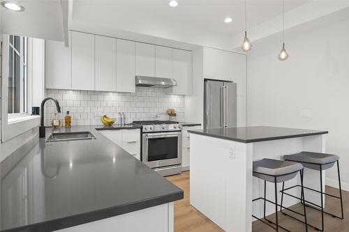 11-307 Glen Park Drive, Kelowna, BC - Indoor Photo Showing Kitchen With Double Sink With Upgraded Kitchen