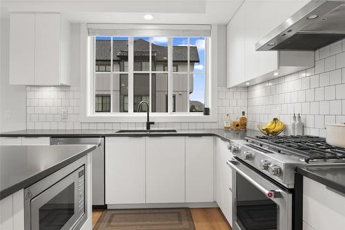 11-307 Glen Park Drive, Kelowna, BC - Indoor Photo Showing Kitchen With Upgraded Kitchen