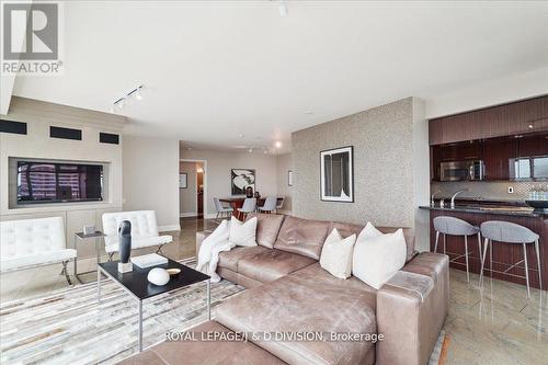 3402 - 2181 Yonge Street, Toronto (Mount Pleasant West), ON - Indoor Photo Showing Living Room