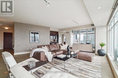 3402 - 2181 Yonge Street, Toronto, ON - Indoor Photo Showing Living Room