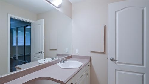 108-1962 Enterprise Way, Kelowna, BC - Indoor Photo Showing Bathroom