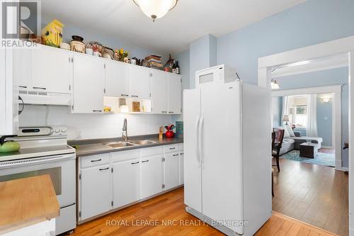 59 Woodland Avenue, St. Catharines, ON - Indoor Photo Showing Kitchen With Double Sink