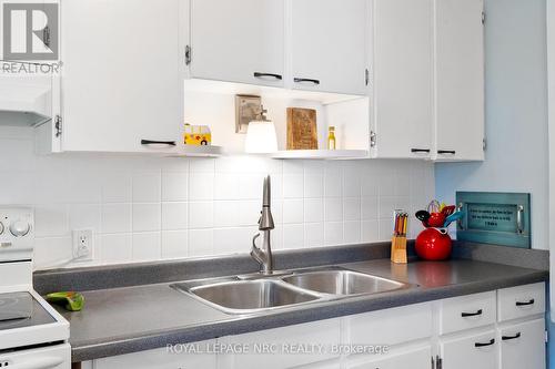 59 Woodland Avenue, St. Catharines, ON - Indoor Photo Showing Kitchen With Double Sink