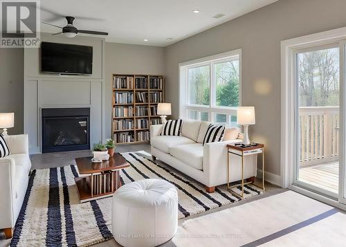 39 Gateway Drive, Gravenhurst, ON - Indoor Photo Showing Living Room With Fireplace