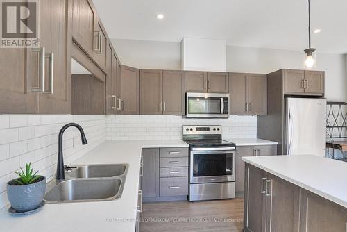 39 Gateway Drive, Gravenhurst, ON - Indoor Photo Showing Kitchen With Double Sink With Upgraded Kitchen