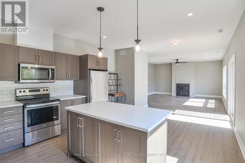 39 Gateway Drive, Gravenhurst, ON - Indoor Photo Showing Kitchen With Upgraded Kitchen