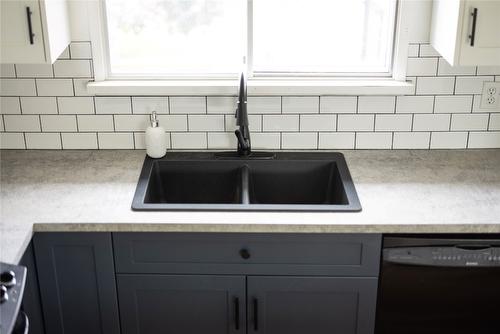 1203 39 Avenue, Vernon, BC - Indoor Photo Showing Kitchen With Double Sink