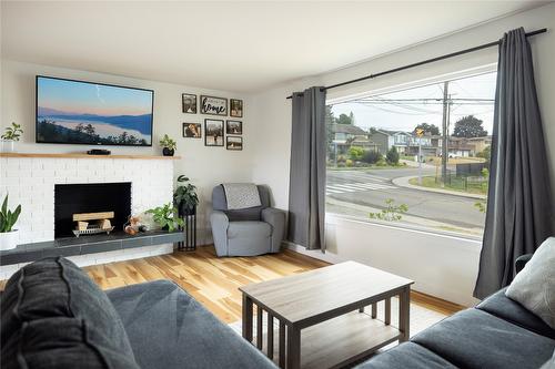 1203 39 Avenue, Vernon, BC - Indoor Photo Showing Living Room With Fireplace