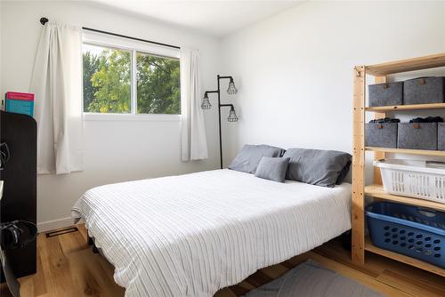 1203 39 Avenue, Vernon, BC - Indoor Photo Showing Bedroom