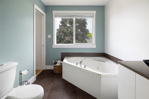 1203 39 Avenue, Vernon, BC - Indoor Photo Showing Bathroom