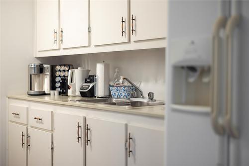 1203 39 Avenue, Vernon, BC - Indoor Photo Showing Kitchen With Double Sink