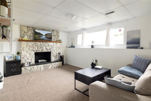 1203 39 Avenue, Vernon, BC - Indoor Photo Showing Living Room With Fireplace