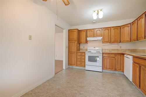 25-2200 Gordon Drive, Kelowna, BC - Indoor Photo Showing Kitchen