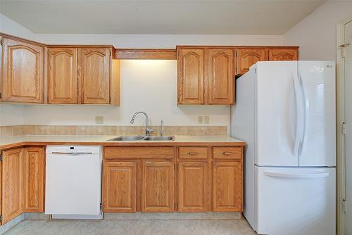 25-2200 Gordon Drive, Kelowna, BC - Indoor Photo Showing Kitchen With Double Sink