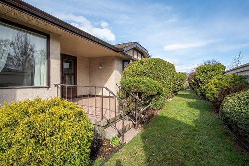 25-2200 Gordon Drive, Kelowna, BC - Outdoor