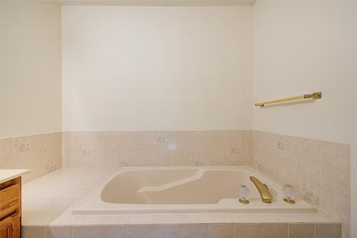 25-2200 Gordon Drive, Kelowna, BC - Indoor Photo Showing Bathroom