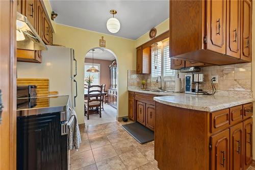 299 Eastdale Boulevard, Stoney Creek, ON - Indoor Photo Showing Kitchen