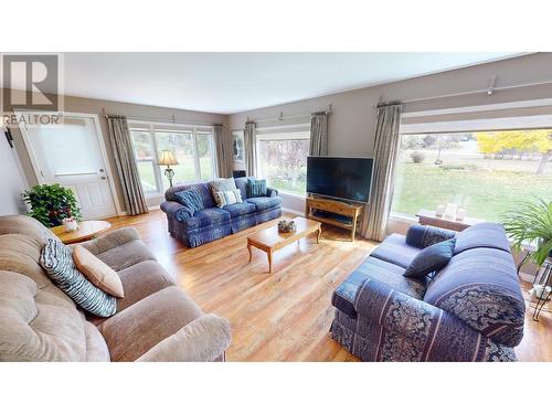 2900 Westview  Road, Cranbrook, BC - Indoor Photo Showing Living Room