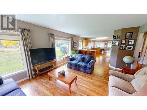 2900 Westview  Road, Cranbrook, BC - Indoor Photo Showing Living Room