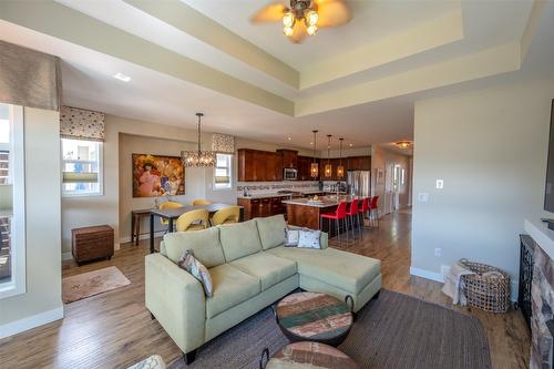 955 Holden Road, Penticton, BC - Indoor Photo Showing Living Room