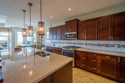 955 Holden Road, Penticton, BC - Indoor Photo Showing Kitchen With Double Sink With Upgraded Kitchen