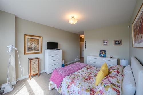 955 Holden Road, Penticton, BC - Indoor Photo Showing Bedroom