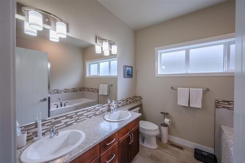 955 Holden Road, Penticton, BC - Indoor Photo Showing Bathroom